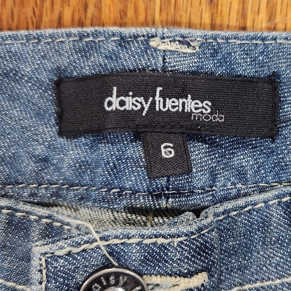 Daisy Fuentes Size 6 Flare Leg Medium Wash inseam 32.5 - Picture 5 of 10